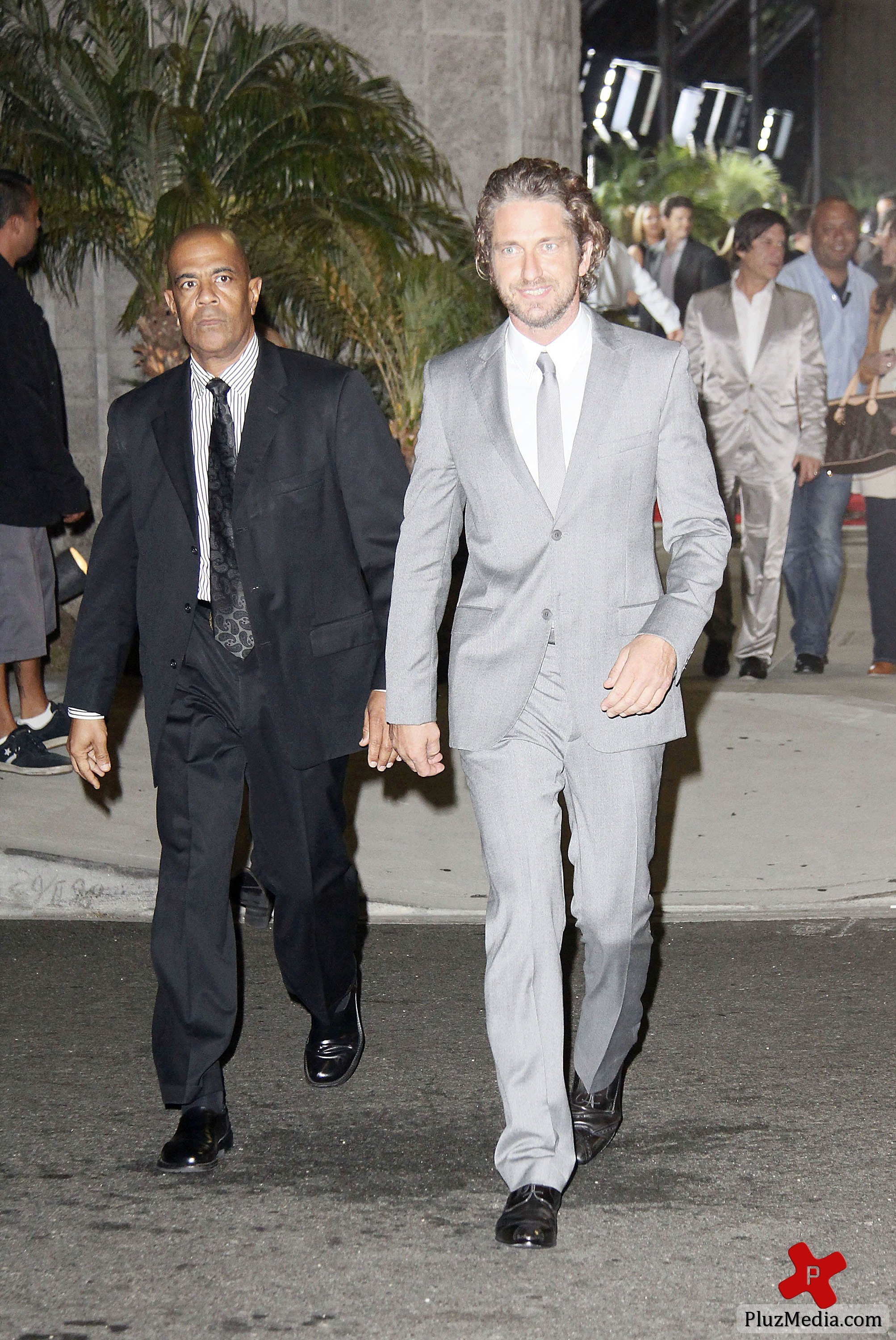 Gerard Butler signs autographs for fans at the 'Machine Gun Preacher' premiere | Picture 84212